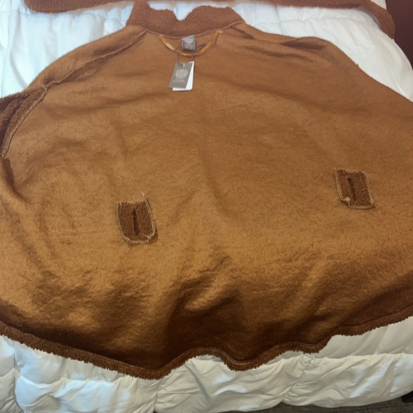 NWT- Vincent Camuto Amazingly Soft Camel Wrap/ removable belt /tortoise buttons - Picture 6 of 14